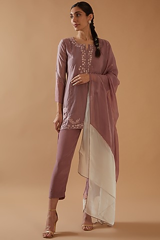 Mauve Chanderi Silk Embroidered Kurta Set by ANGSA BY NIDHIR & SHELLY