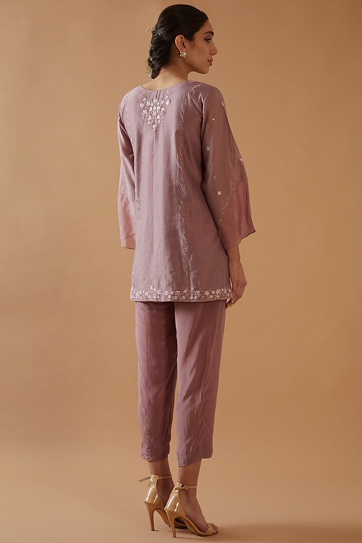 Mauve Chanderi Silk Embroidered Kurta Set by ANGSA BY NIDHIR & SHELLY at Pernia's Pop Up Shop