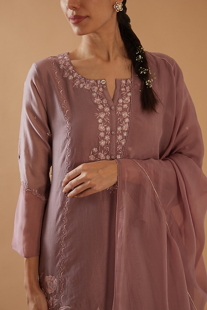 Mauve Chanderi Silk Embroidered Kurta Set by ANGSA BY NIDHIR & SHELLY at Pernia's Pop Up Shop