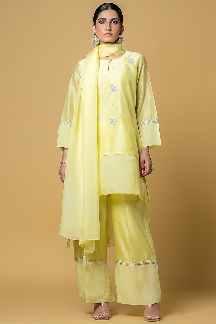 Lemon Organza 3D Floral Short Kurta Set by ANGSA BY NIDHIR & SHELLY at Pernia's Pop Up Shop