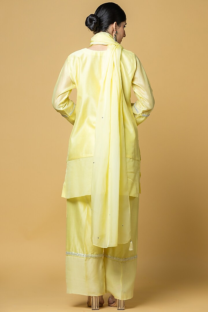 Lemon Organza 3D Floral Short Kurta Set by ANGSA BY NIDHIR & SHELLY at Pernia's Pop Up Shop
