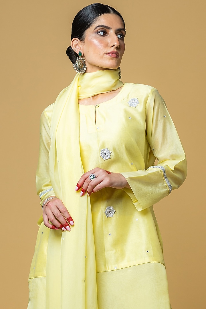 Lemon Organza 3D Floral Short Kurta Set by ANGSA BY NIDHIR & SHELLY at Pernia's Pop Up Shop