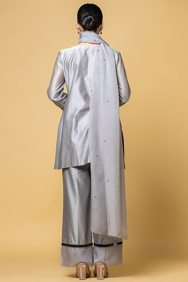 Silver Grey Chanderi Silk Zardosi Embroidered Stripe Short Kurta Set by ANGSA BY NIDHIR & SHELLY at Pernia's Pop Up Shop