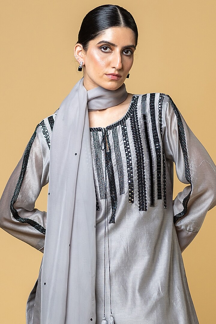 Silver Grey Chanderi Silk Zardosi Embroidered Stripe Short Kurta Set by ANGSA BY NIDHIR & SHELLY at Pernia's Pop Up Shop