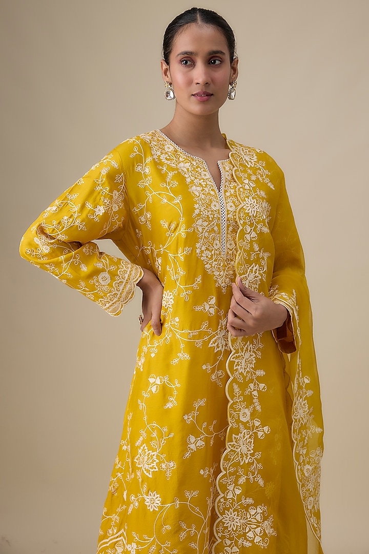 Yellow Dupion Silk Aari Thread Work Kurta Set by Anushree Reddy at Pernia's Pop Up Shop
