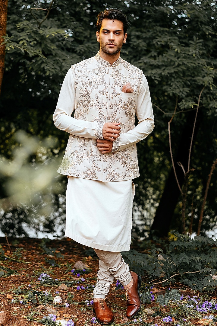 Ivory Kurta Set With Floral Jaal Detailing by Anushree Reddy Men