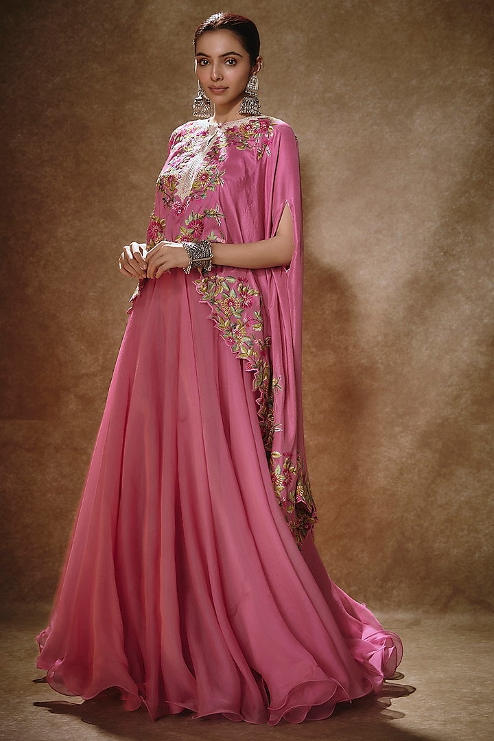 Pink Organza Thread Embroidered Cape Set by Anushree Reddy at Pernia's Pop Up Shop