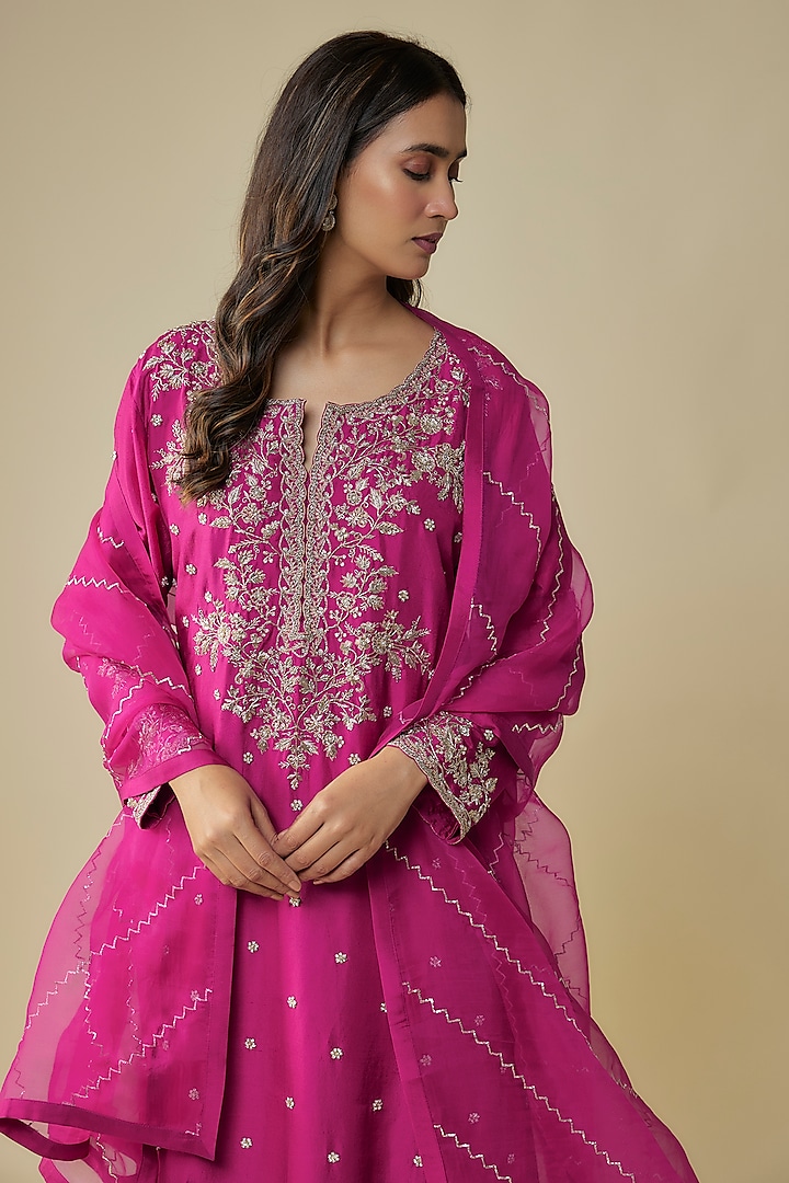Magenta Dupion Hand Embroidered Kurta Set by Anushree Reddy at Pernia's Pop Up Shop