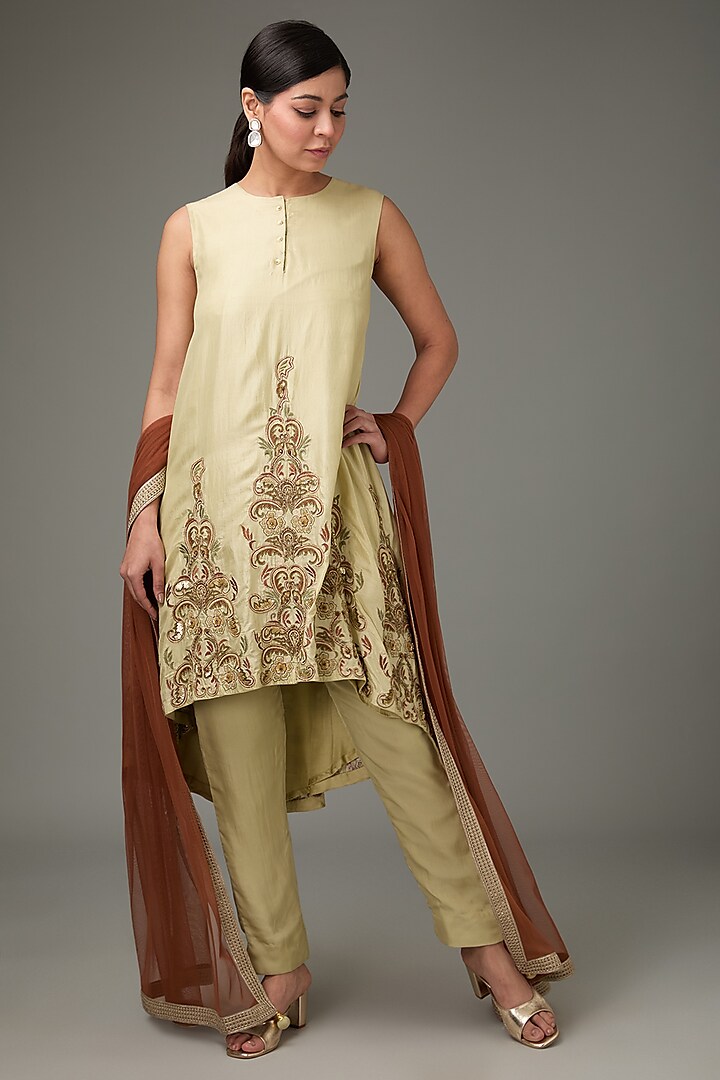 Green Plain Silk Thread & Bead Embroidered High-Low Kurta Set by ANJALIVERMA at Pernia's Pop Up Shop