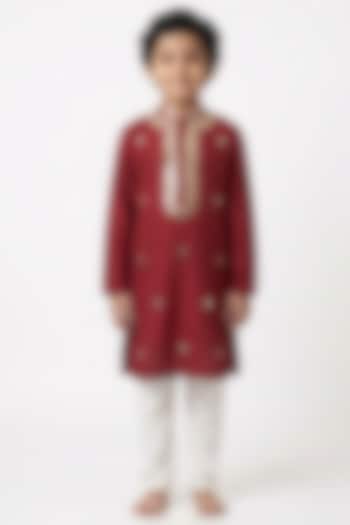 Maroon Cotton Silk Embroidered Kurta Set For Boys by Ankit V kapoor Kids at Pernia's Pop Up Shop