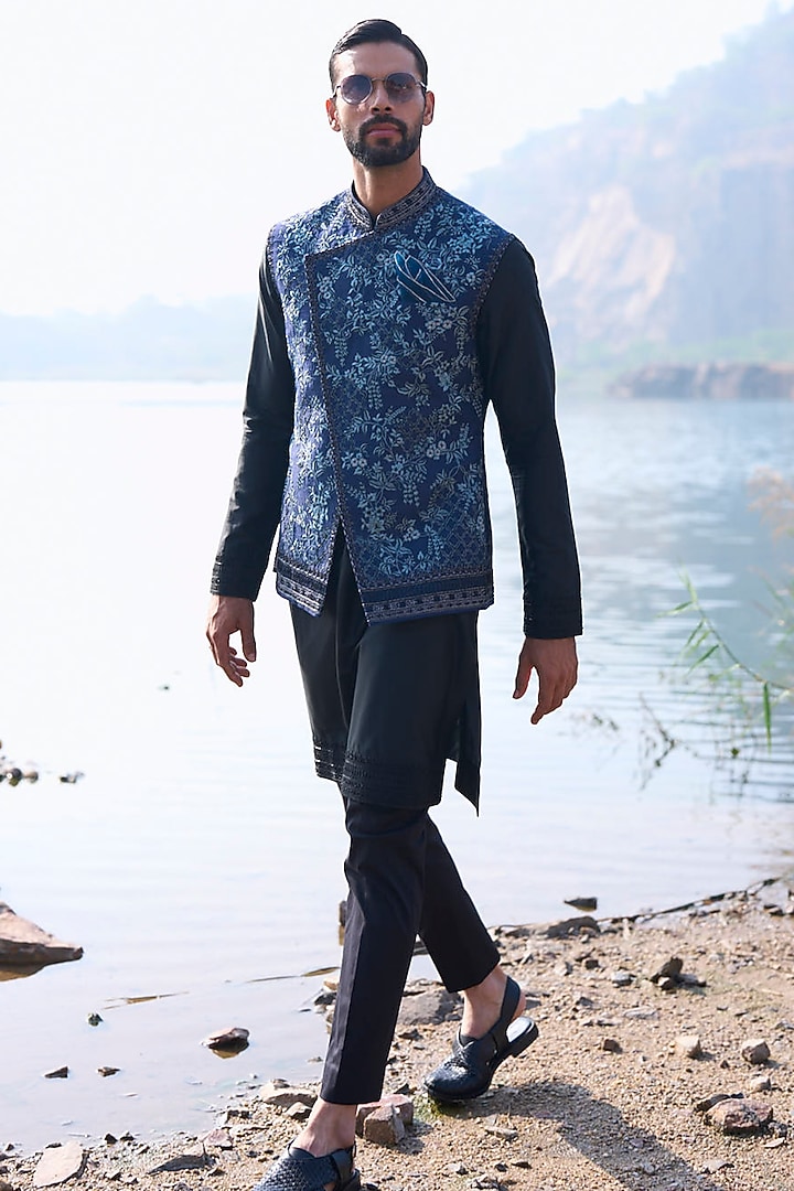 Midnight Blue Raw Silk Thread Embroidered Bundi Jacket Set by Anushree Reddy Men at Pernia's Pop Up Shop