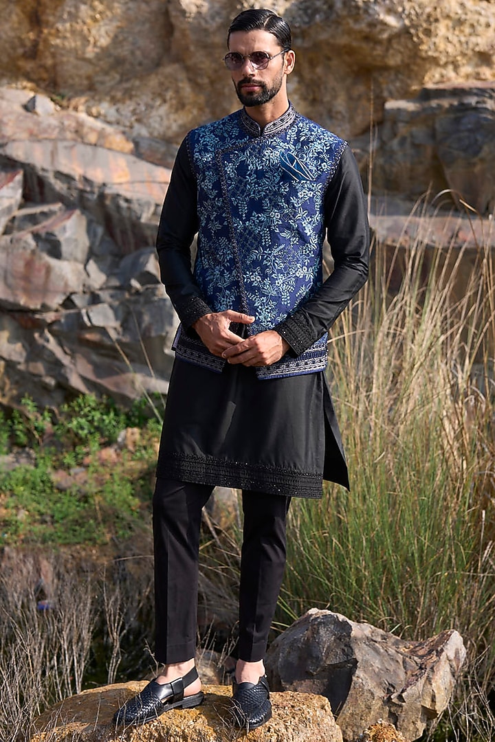 Midnight Blue Raw Silk Thread Embroidered Bundi Jacket Set by Anushree Reddy Men at Pernia's Pop Up Shop