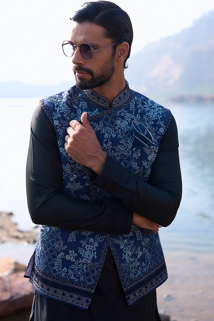Midnight Blue Raw Silk Thread Embroidered Bundi Jacket Set by Anushree Reddy Men at Pernia's Pop Up Shop