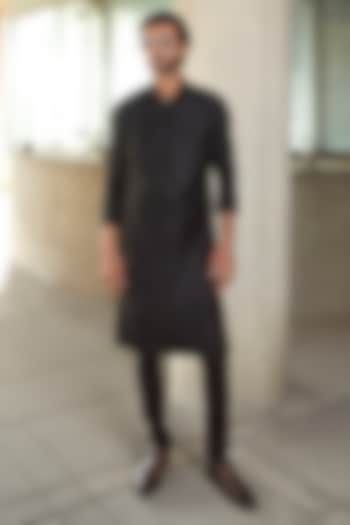 Black Chanderi Kurta Set by Anushree Reddy Men