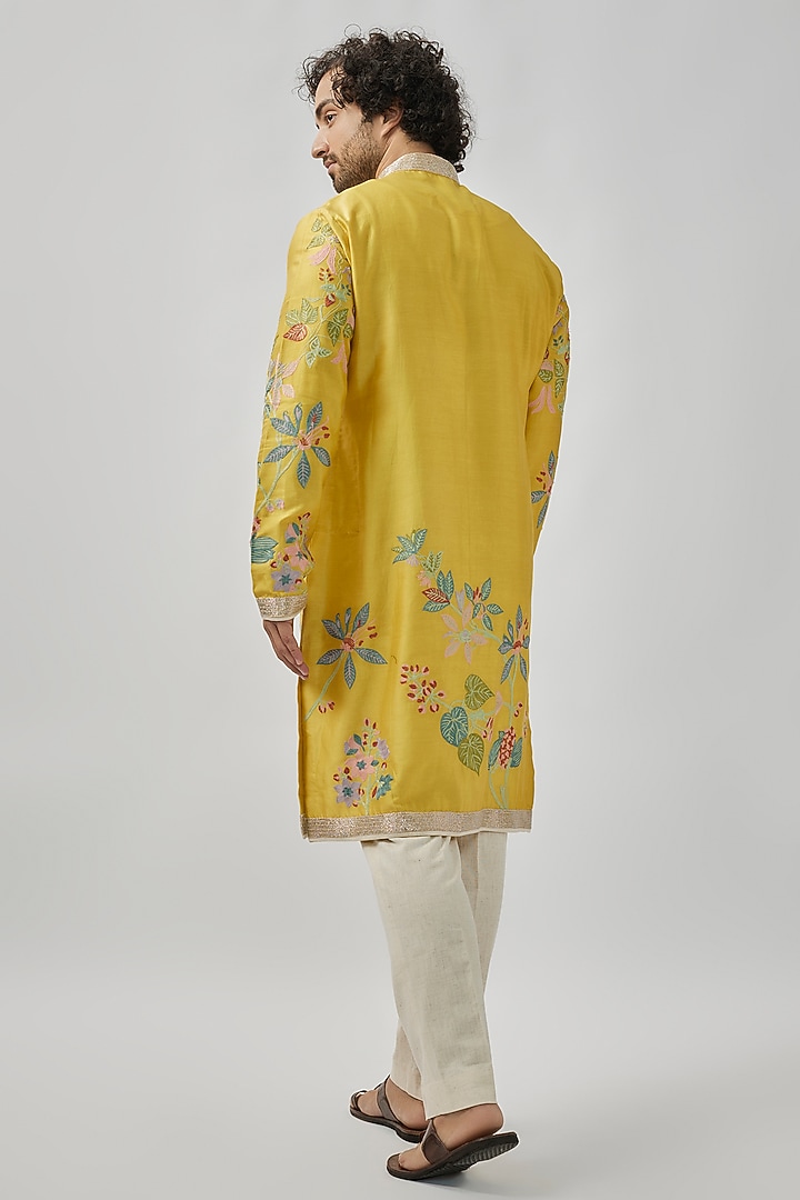 Yellow Chanderi Kurta Set by Anushree Reddy Men at Pernia's Pop Up Shop