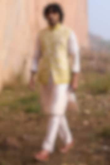 Ivory Raw Silk Thread Embroidered Asymmetric Bundi Jacket Set by Anushree Reddy Men at Pernia's Pop Up Shop