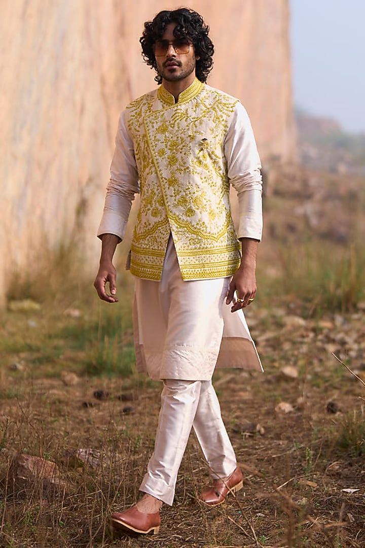 Ivory Raw Silk Thread Embroidered Asymmetric Bundi Jacket Set by Anushree Reddy Men at Pernia's Pop Up Shop