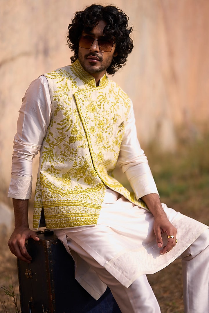 Ivory Raw Silk Thread Embroidered Asymmetric Bundi Jacket Set by Anushree Reddy Men at Pernia's Pop Up Shop
