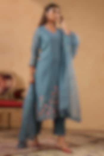 Bluish Green Chanderi Machine Embroidered Kurta Set by ANSHU WADHWA at Pernia's Pop Up Shop