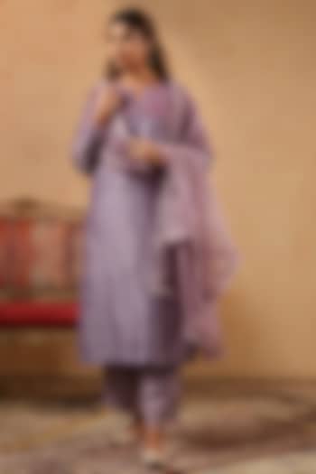 Lilac Chanderi Machine Embroidered Kurta Set by ANSHU WADHWA at Pernia's Pop Up Shop