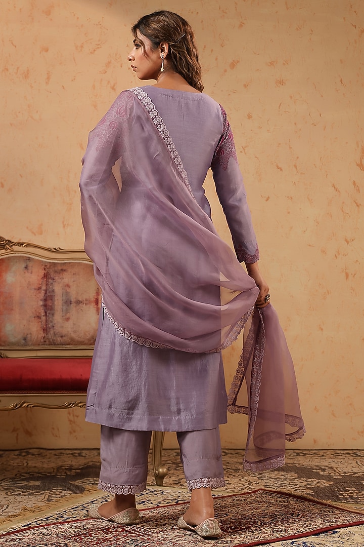 Lilac Chanderi Machine Embroidered Kurta Set by ANSHU WADHWA at Pernia's Pop Up Shop