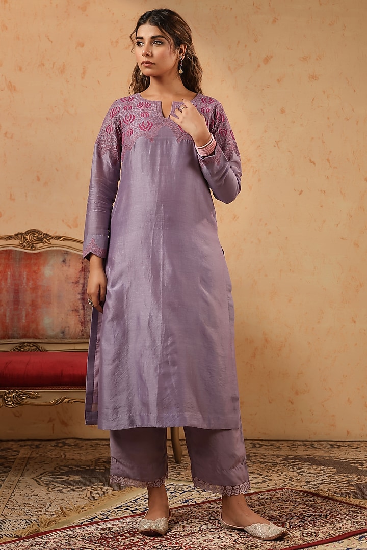 Lilac Chanderi Machine Embroidered Kurta Set by ANSHU WADHWA at Pernia's Pop Up Shop