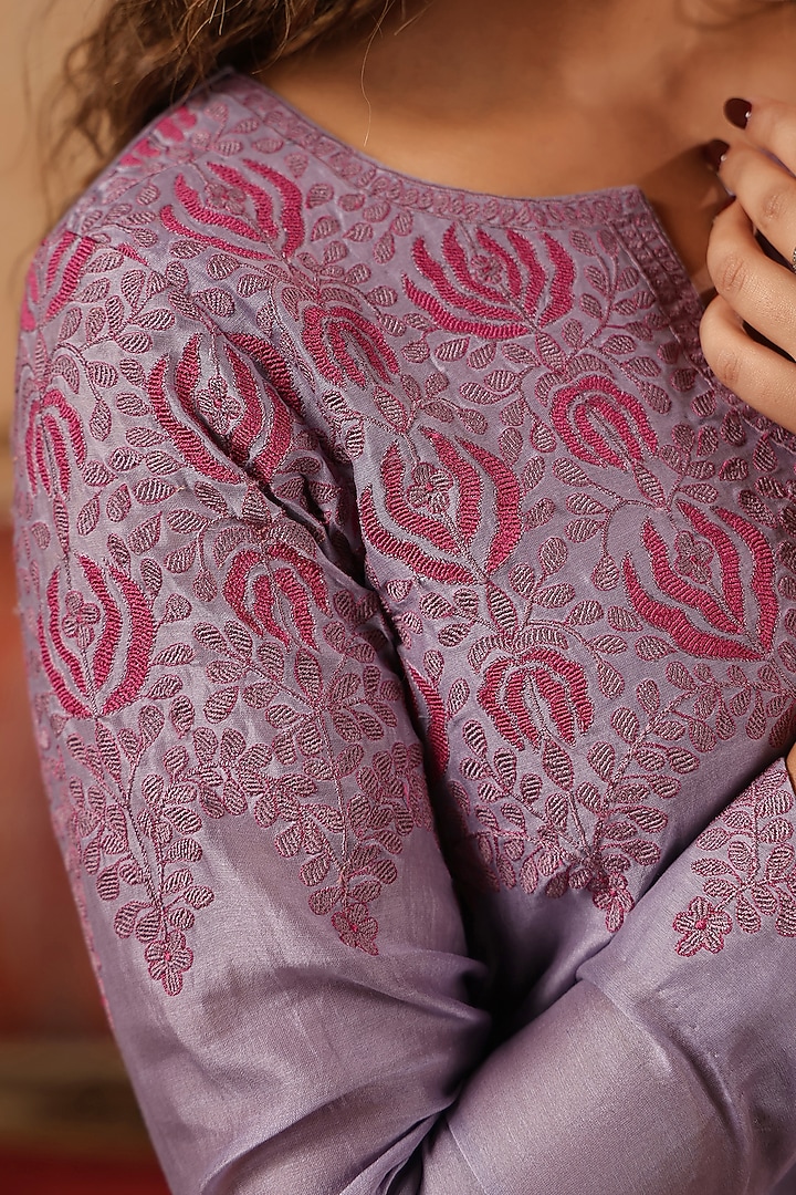 Lilac Chanderi Machine Embroidered Kurta Set by ANSHU WADHWA at Pernia's Pop Up Shop
