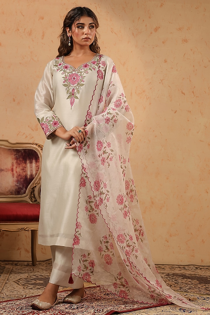 Pearl White Chanderi Resham Work Kurta Set by ANSHU WADHWA at Pernia's Pop Up Shop