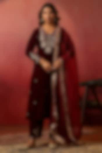 Maroon Velvet Machine Embroidered Kurta Set by ANSHU WADHWA at Pernia's Pop Up Shop