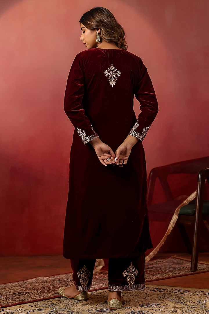 Maroon Velvet Machine Embroidered Kurta Set by ANSHU WADHWA at Pernia's Pop Up Shop