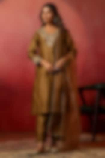 Goldnish Brown Chanderi Machine Embroidered Kurta Set by ANSHU WADHWA at Pernia's Pop Up Shop