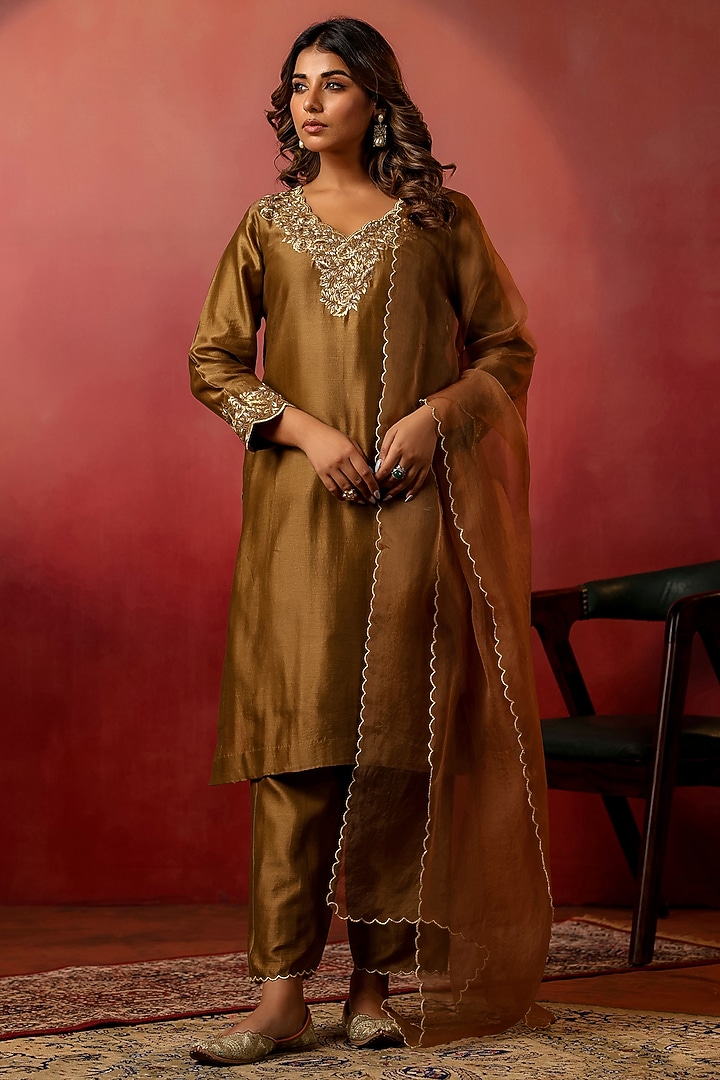 Goldnish Brown Chanderi Machine Embroidered Kurta Set by ANSHU WADHWA at Pernia's Pop Up Shop