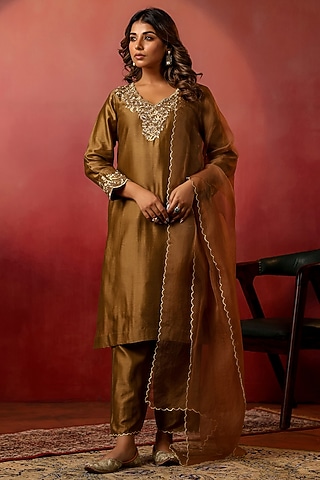 Goldnish Brown Chanderi Machine Embroidered Kurta Set by ANSHU WADHWA