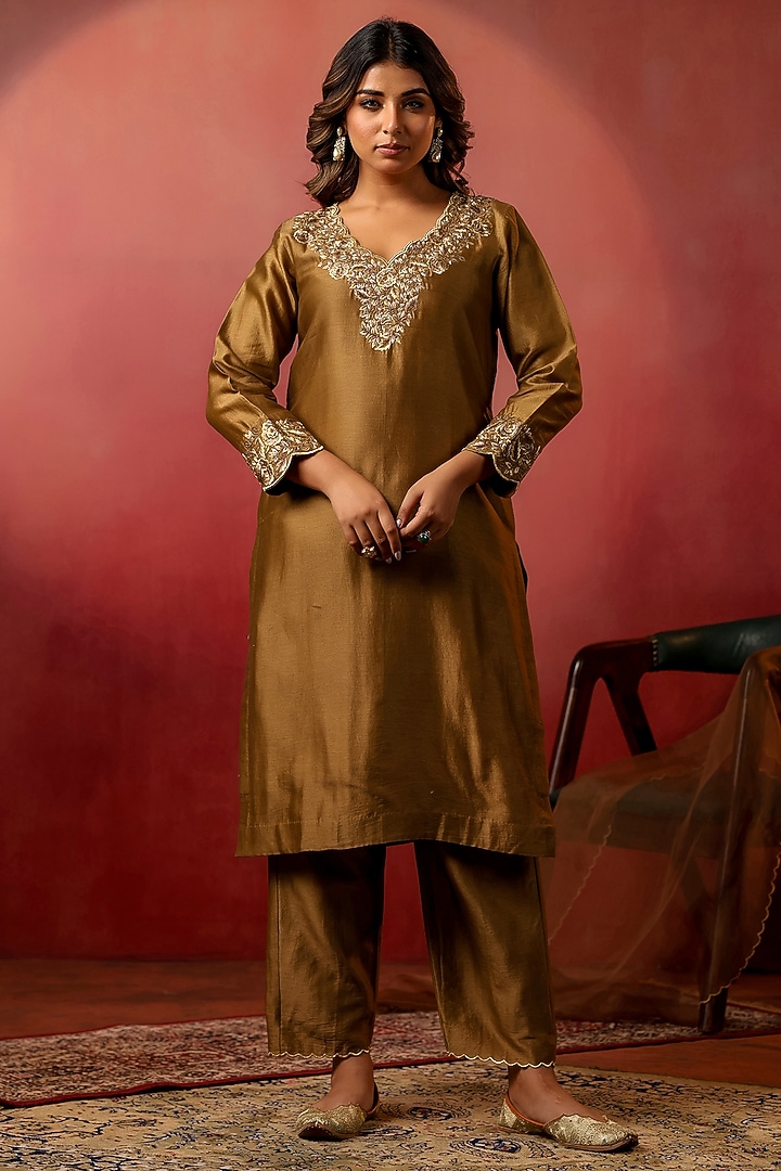 Goldnish Brown Chanderi Machine Embroidered Kurta Set by ANSHU WADHWA at Pernia's Pop Up Shop