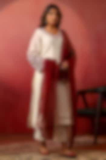 White Chanderi Thread Embroidered Kurta Set by ANSHU WADHWA at Pernia's Pop Up Shop