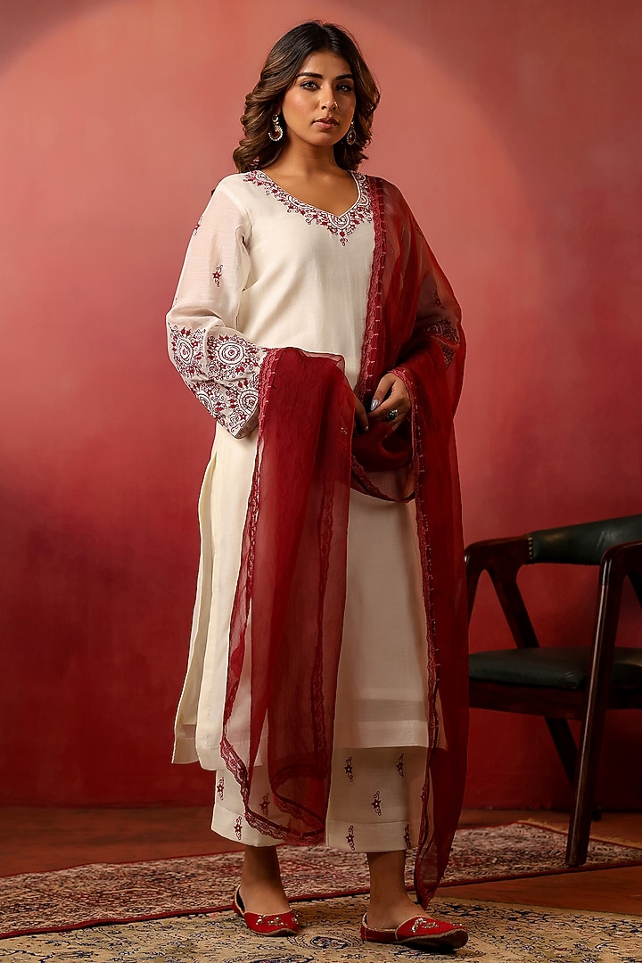 White Chanderi Thread Embroidered Kurta Set by ANSHU WADHWA at Pernia's Pop Up Shop