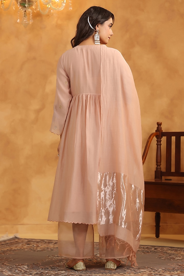 Roasted Peach Chanderi Thread Machine Embroidered Gathered Kurta Set by ANSHU WADHWA at Pernia's Pop Up Shop