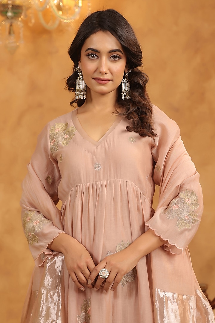 Roasted Peach Chanderi Thread Machine Embroidered Gathered Kurta Set by ANSHU WADHWA at Pernia's Pop Up Shop