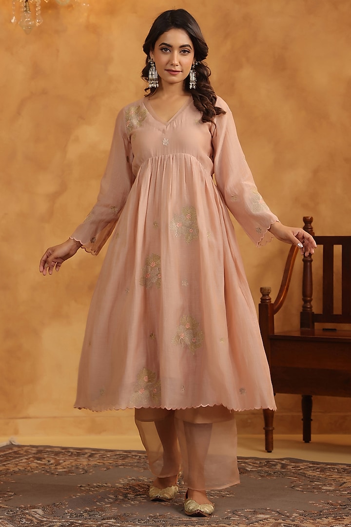 Roasted Peach Chanderi Thread Machine Embroidered Gathered Kurta Set by ANSHU WADHWA at Pernia's Pop Up Shop