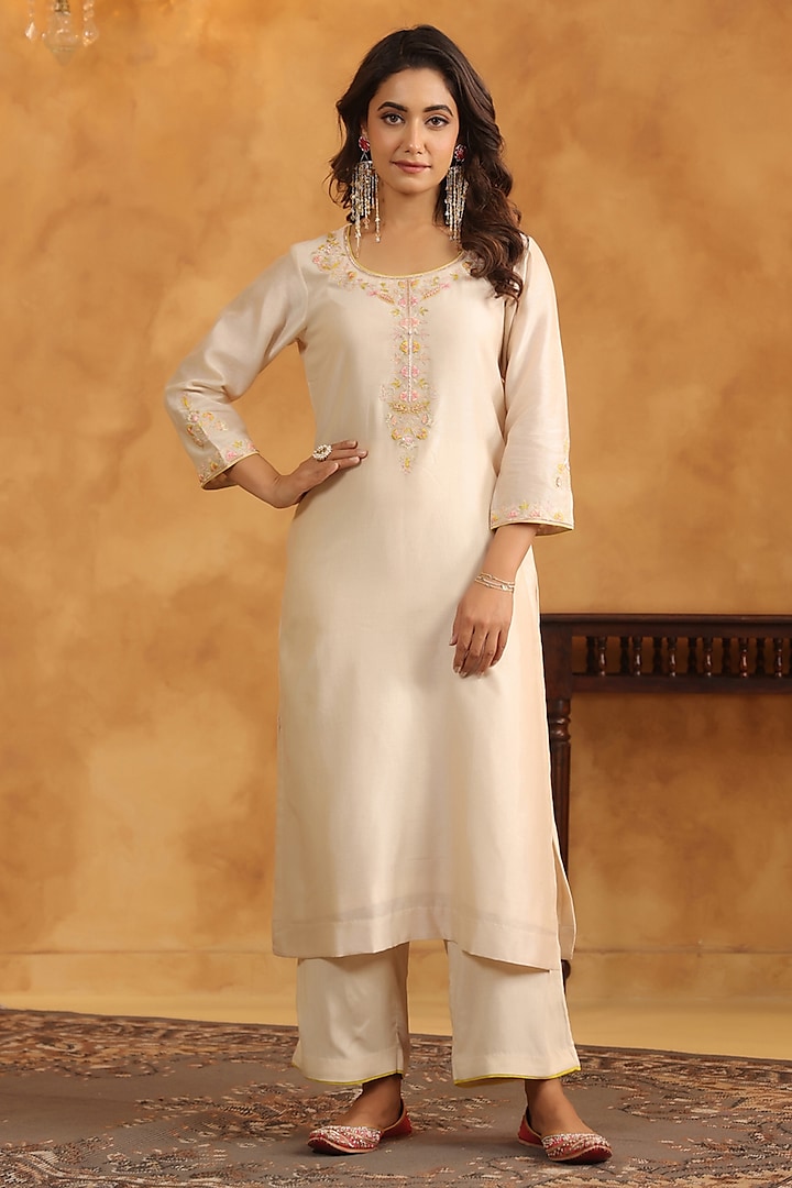 Pearl White Silk Chanderi Kasab & Thread Hand Embroidered A-Line Kurta Set by ANSHU WADHWA at Pernia's Pop Up Shop