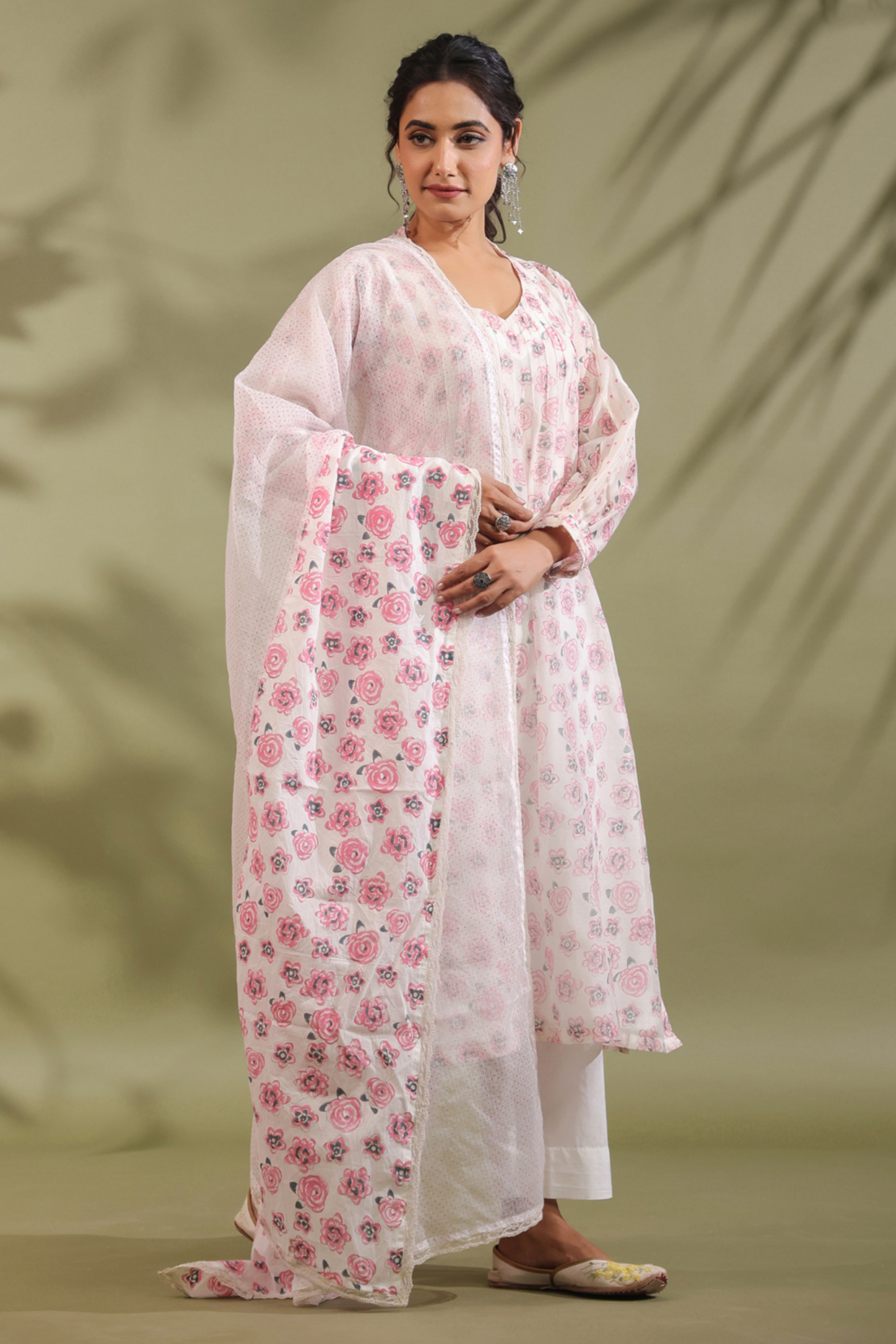 Off-White Chanderi Floral Printed Kurta Set by ANSHU WADHWA at Pernia's Pop Up Shop