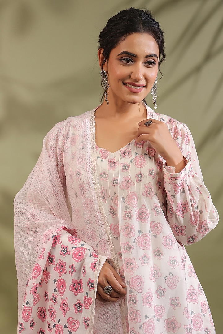 Off-White Chanderi Floral Printed Kurta Set by ANSHU WADHWA at Pernia's Pop Up Shop