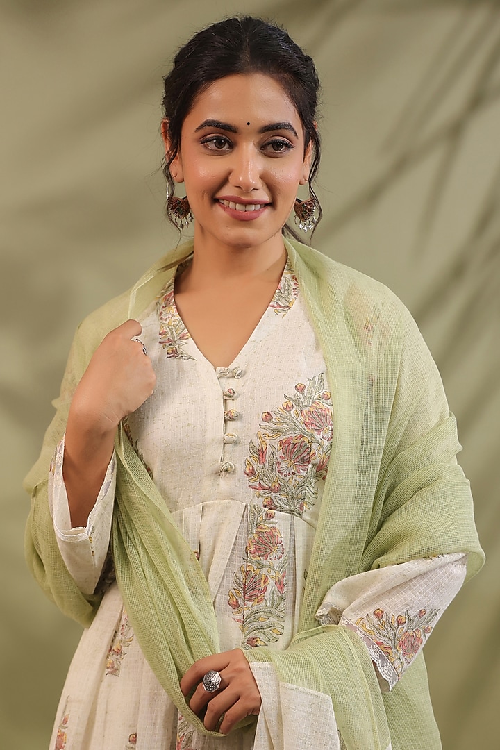 Off-White & Green Cotton Printed A-Line Kurta Set by ANSHU WADHWA at Pernia's Pop Up Shop