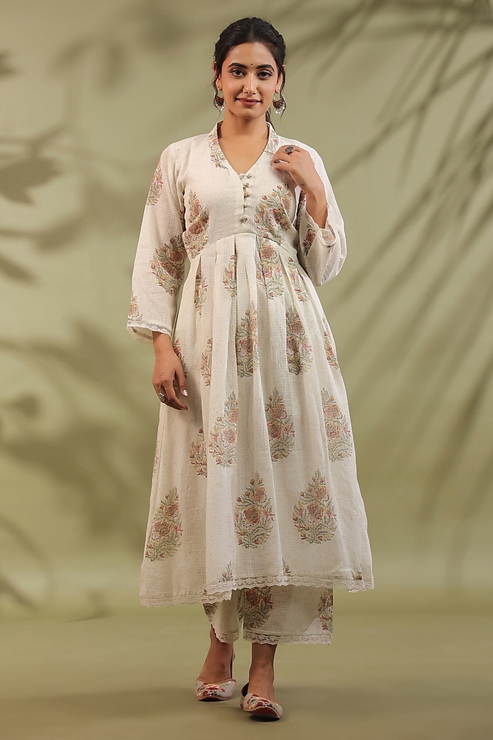 Off-White & Green Cotton Printed A-Line Kurta Set by ANSHU WADHWA at Pernia's Pop Up Shop
