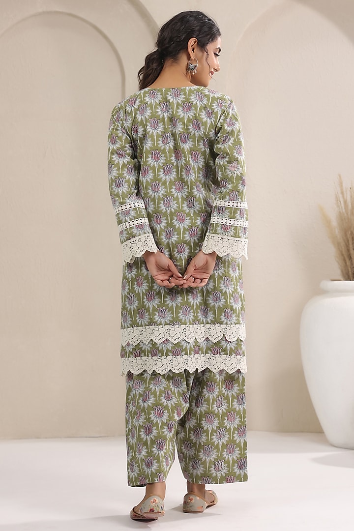 Green Cotton Printed Straight Kurta Set by ANSHU WADHWA at Pernia's Pop Up Shop