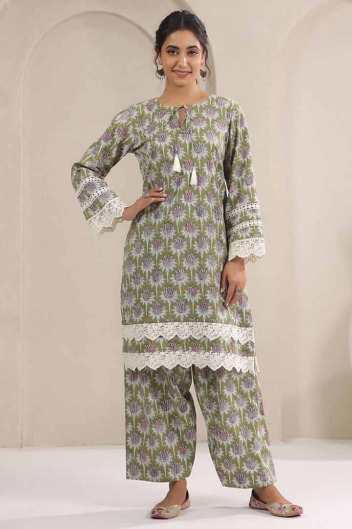 Green Cotton Printed Straight Kurta Set by ANSHU WADHWA at Pernia's Pop Up Shop