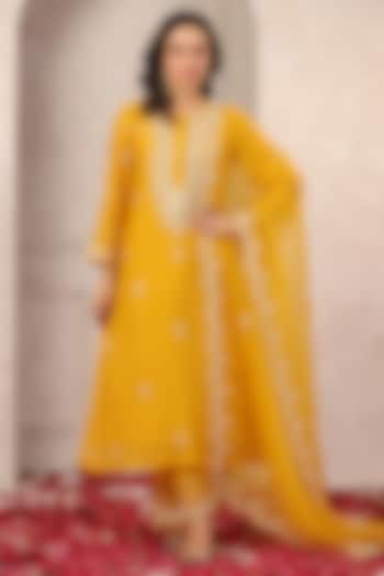 Mustard Yellow Chanderi Embroidered Kurta Set by ANSHU WADHWA at Pernia's Pop Up Shop