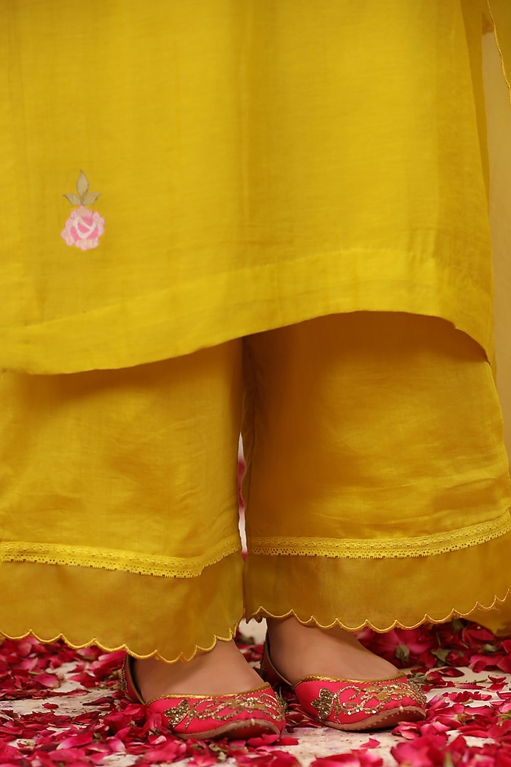 Greenish Yellow Chanderi Embroidered Kurta Set by ANSHU WADHWA at Pernia's Pop Up Shop