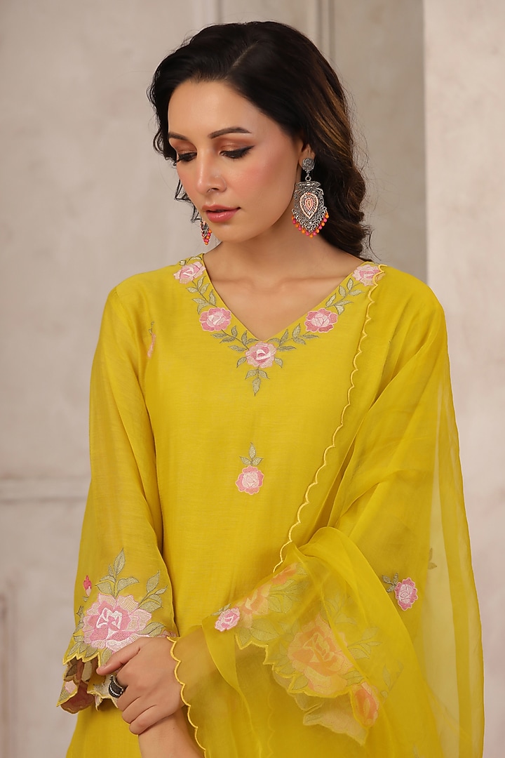 Greenish Yellow Chanderi Embroidered Kurta Set by ANSHU WADHWA at Pernia's Pop Up Shop