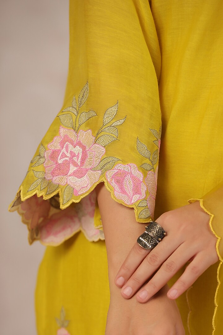 Greenish Yellow Chanderi Embroidered Kurta Set by ANSHU WADHWA at Pernia's Pop Up Shop